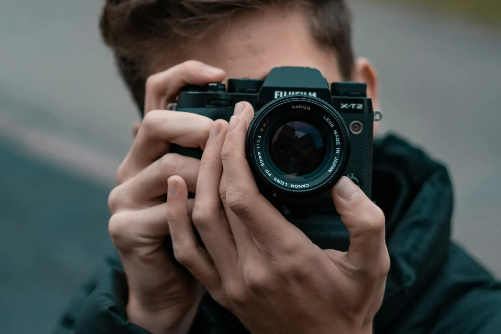 Fotos nítidas a pulso: cómo sujetar la cámara y dejar de tener fotos movidas